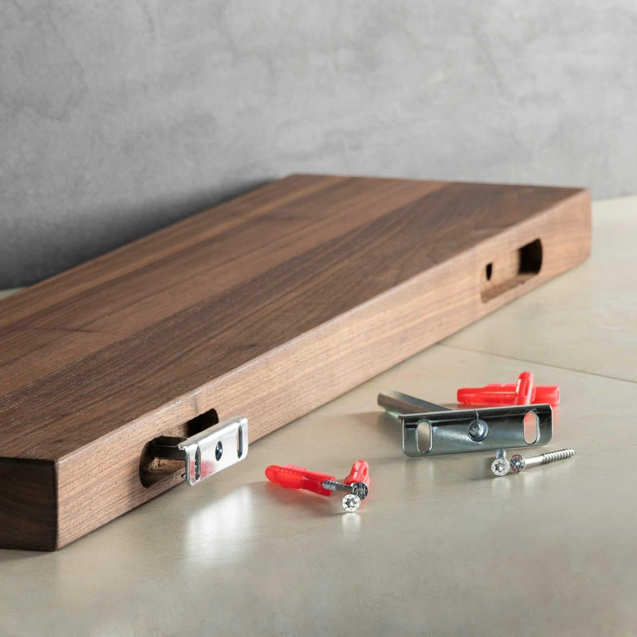 Das Schweberegal Nussbaum mit dem dazugehörigen Montagematerial