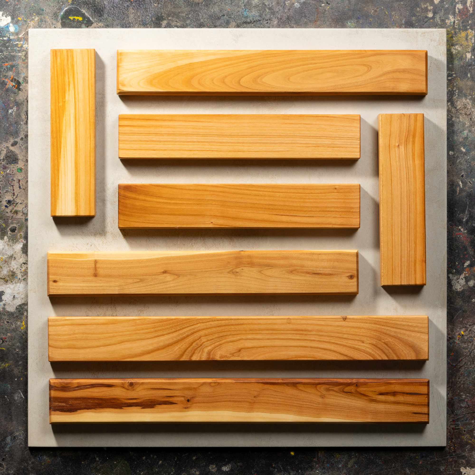 Bild mit mehreren Kirschholz Magnetleisten. So wird die Holztypische Varianz innerhalb der Holzart ersichtlich.