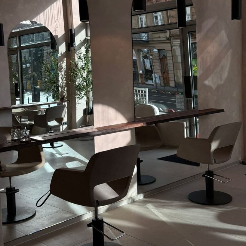 Bild eines extra langen Nussbaum Regals aus dem Friseursalon einer Kundin