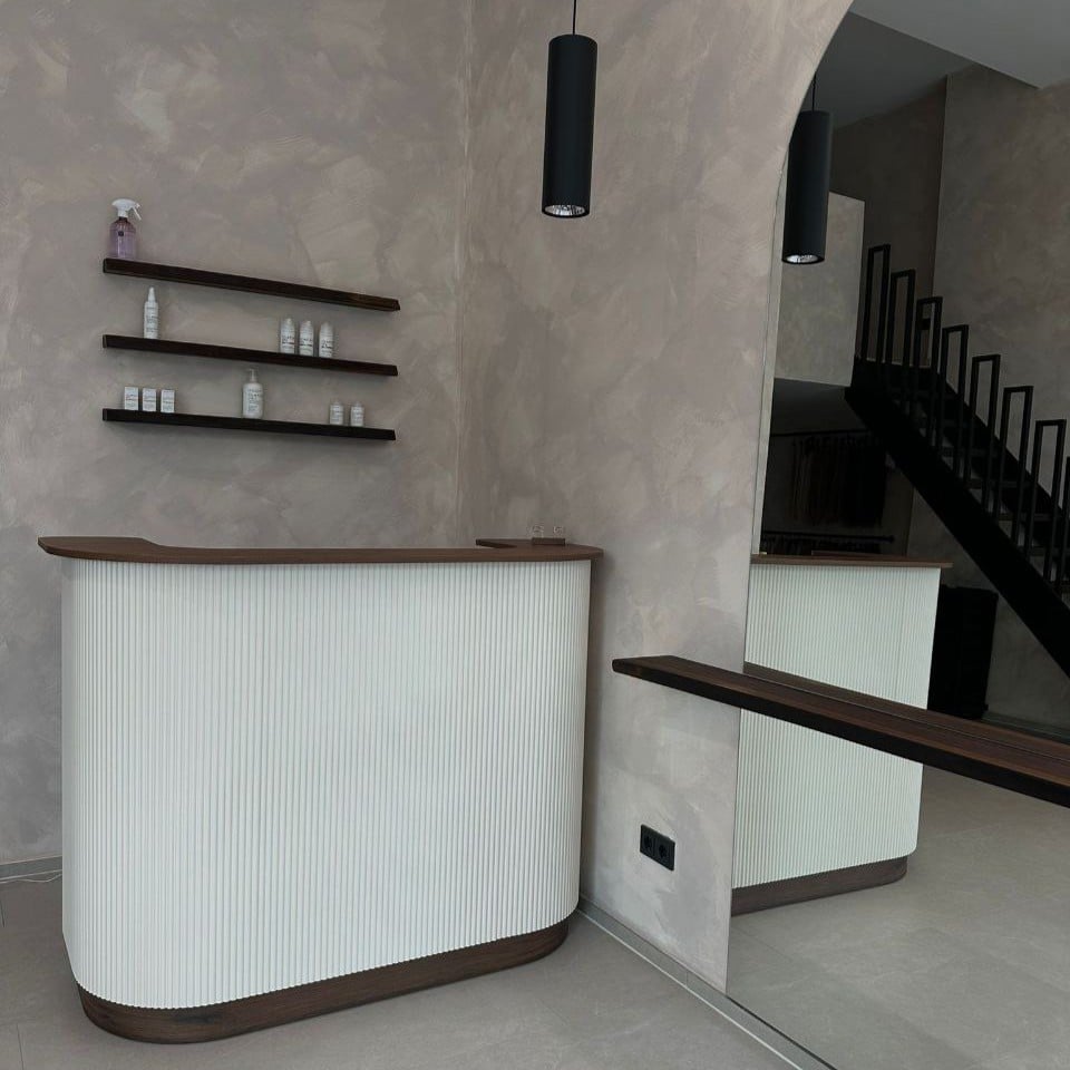 Unsere Schweberegale als Innenausstattung eines Friseursolons