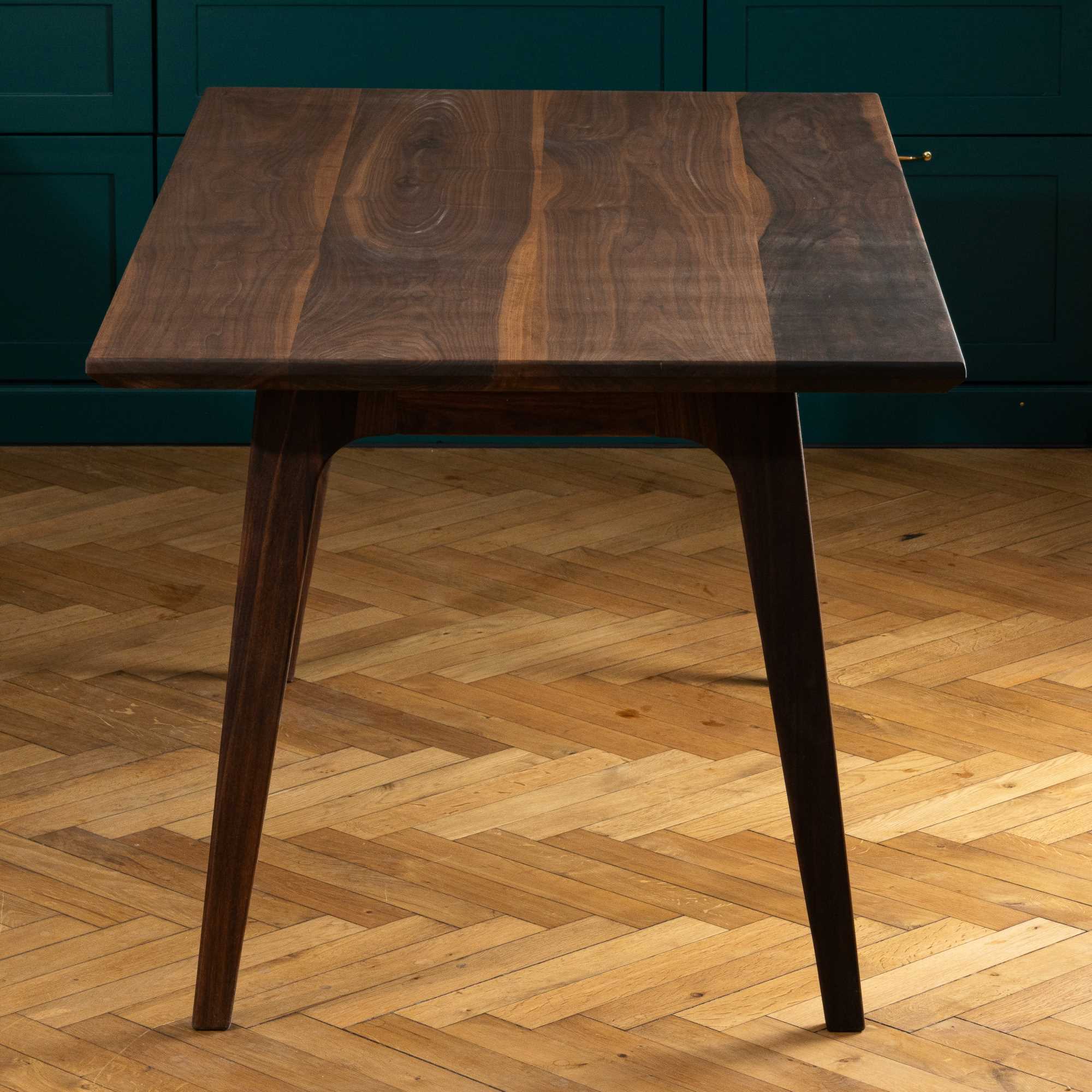 Esstisch aus Nussbaum