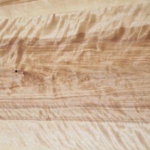 Cremefarbenes Holz mit braunem Akzent