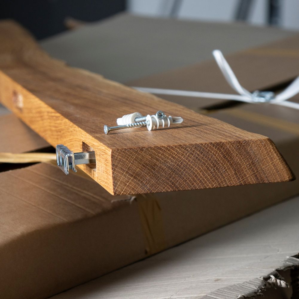 Wandregal Eiche mit Baumkante mit dem dazugehörigen Befestigungsmaterial.