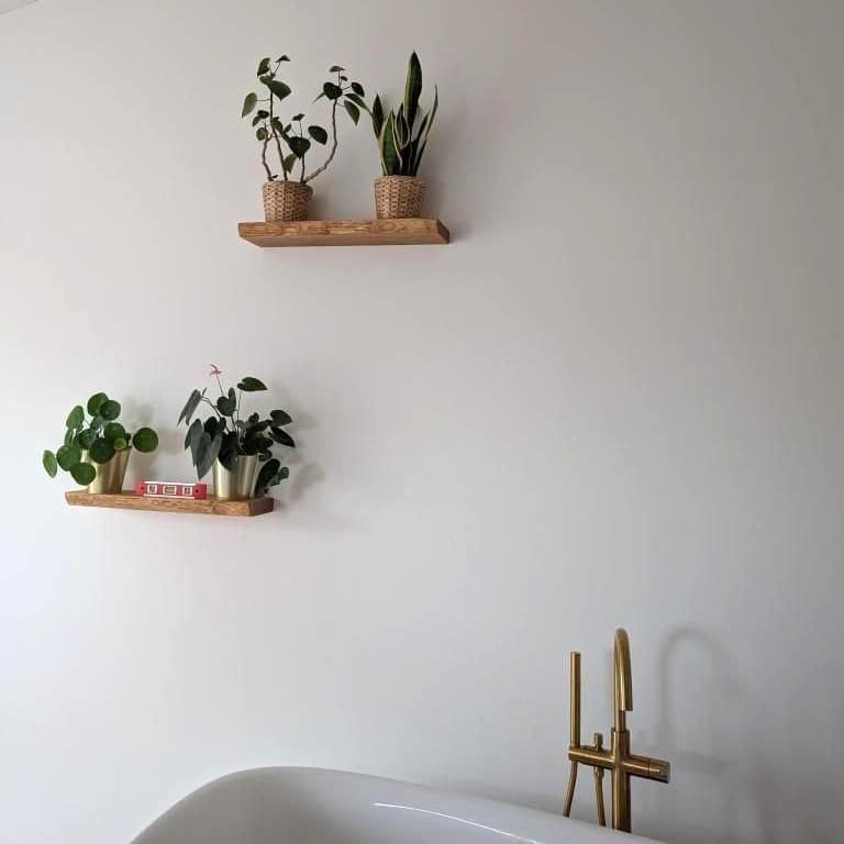 Regal Eiche mit Baumkante im Badezimmer bei Kunden